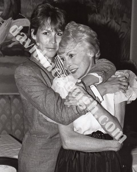 jamie Lee Curtis and mother, Janet Leigh,  NY 1982.jpg